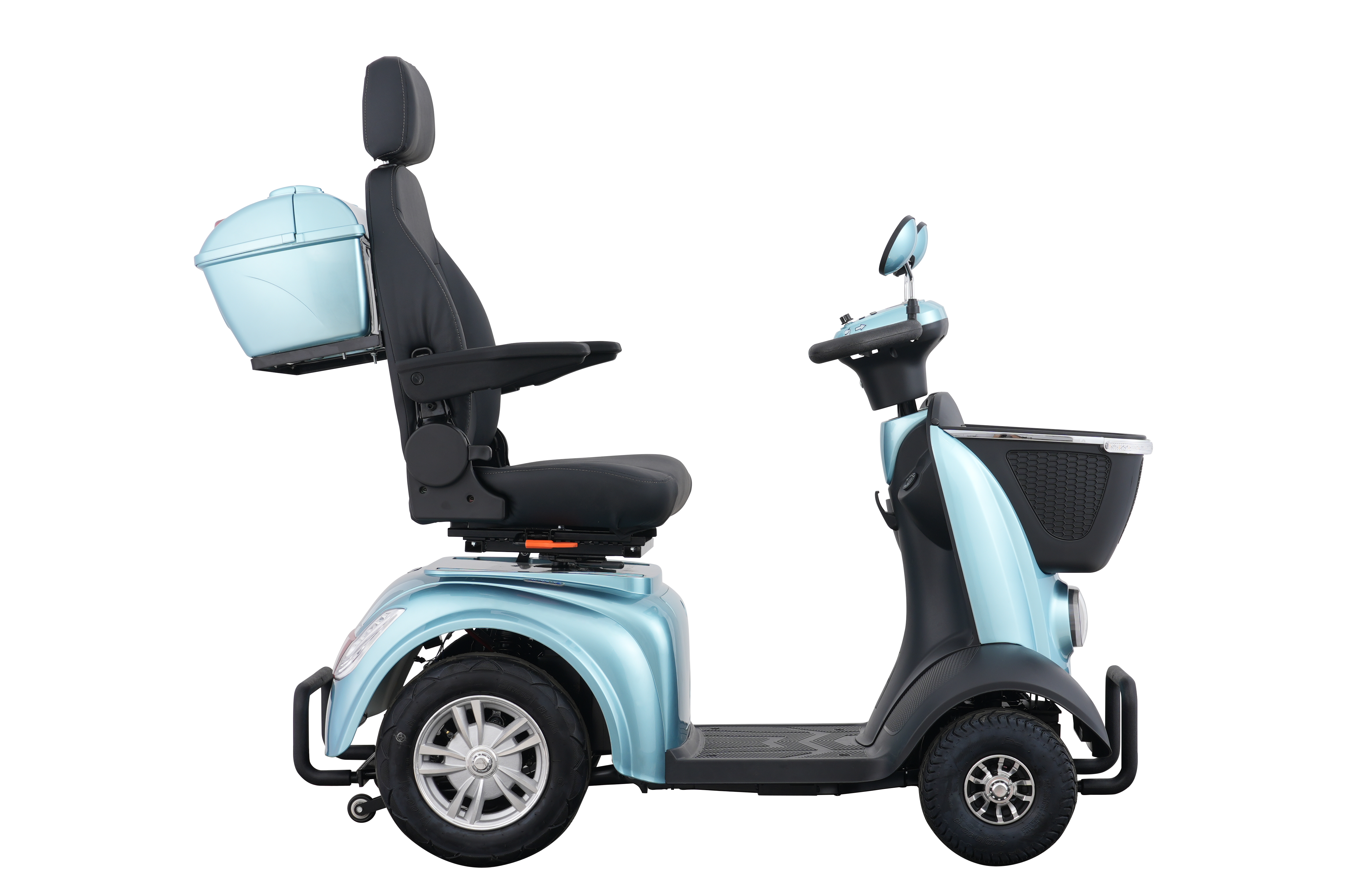 Front Basket: Removable wire front basket on the Avantis Traveller for quick-access items.