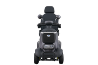 Ergonomic handlebars of the Avantis Traveller with easy-to-use throttle and brake levers.