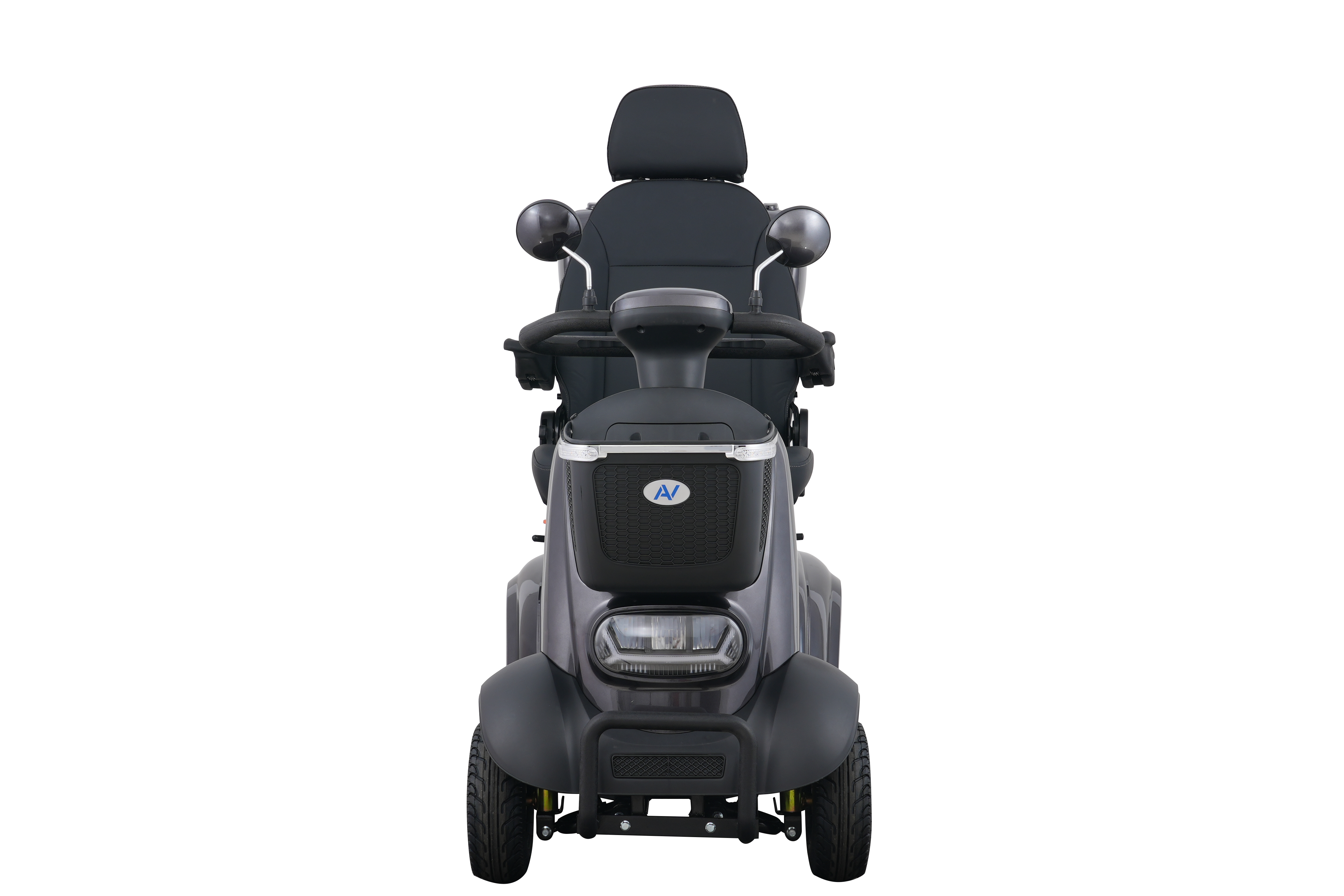 Ergonomic handlebars of the Avantis Traveller with easy-to-use throttle and brake levers.